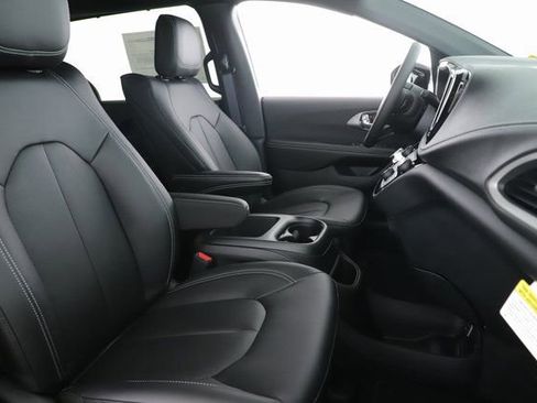 New 2026 Chrysler Pacifica Select AWD/4WD image 32