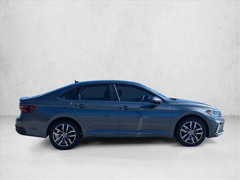 Certified 2025 Volkswagen Jetta SE w/ Sunroof Package image 8