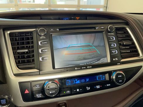 Certified 2019 Toyota Highlander XLE AWD/4WD image 17