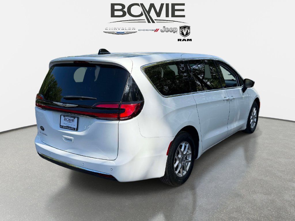 Used 2024 Chrysler Pacifica Touring-L FWD image 2
