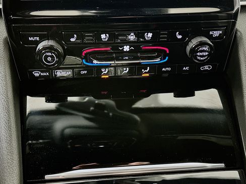 Used 2024 Jeep Grand Cherokee Limited w/ Luxury Tech Group II image 16