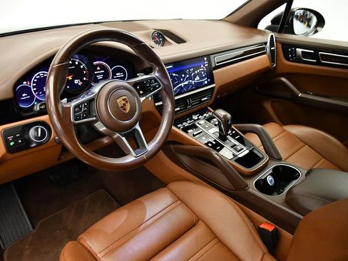 Used 2023 Porsche Cayenne Platinum Edition image 5