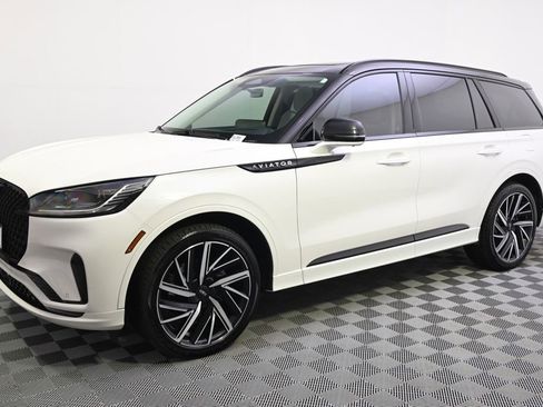 Used 2025 Lincoln Aviator Reserve w/ Equipment Group 201A AWD/4WD image 2