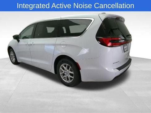 Used 2024 Chrysler Pacifica Touring-L FWD image 4
