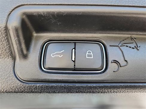 Used 2020 Ford Explorer XLT w/ Equipment Group 202A image 6