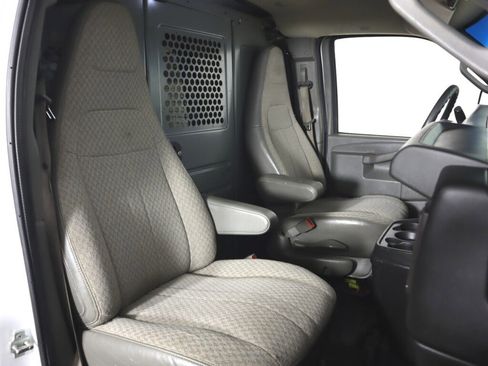 Used 2017 Chevrolet Express 2500 image 31