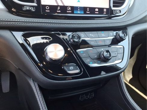 Used 2025 Chrysler Pacifica Limited FWD image 19