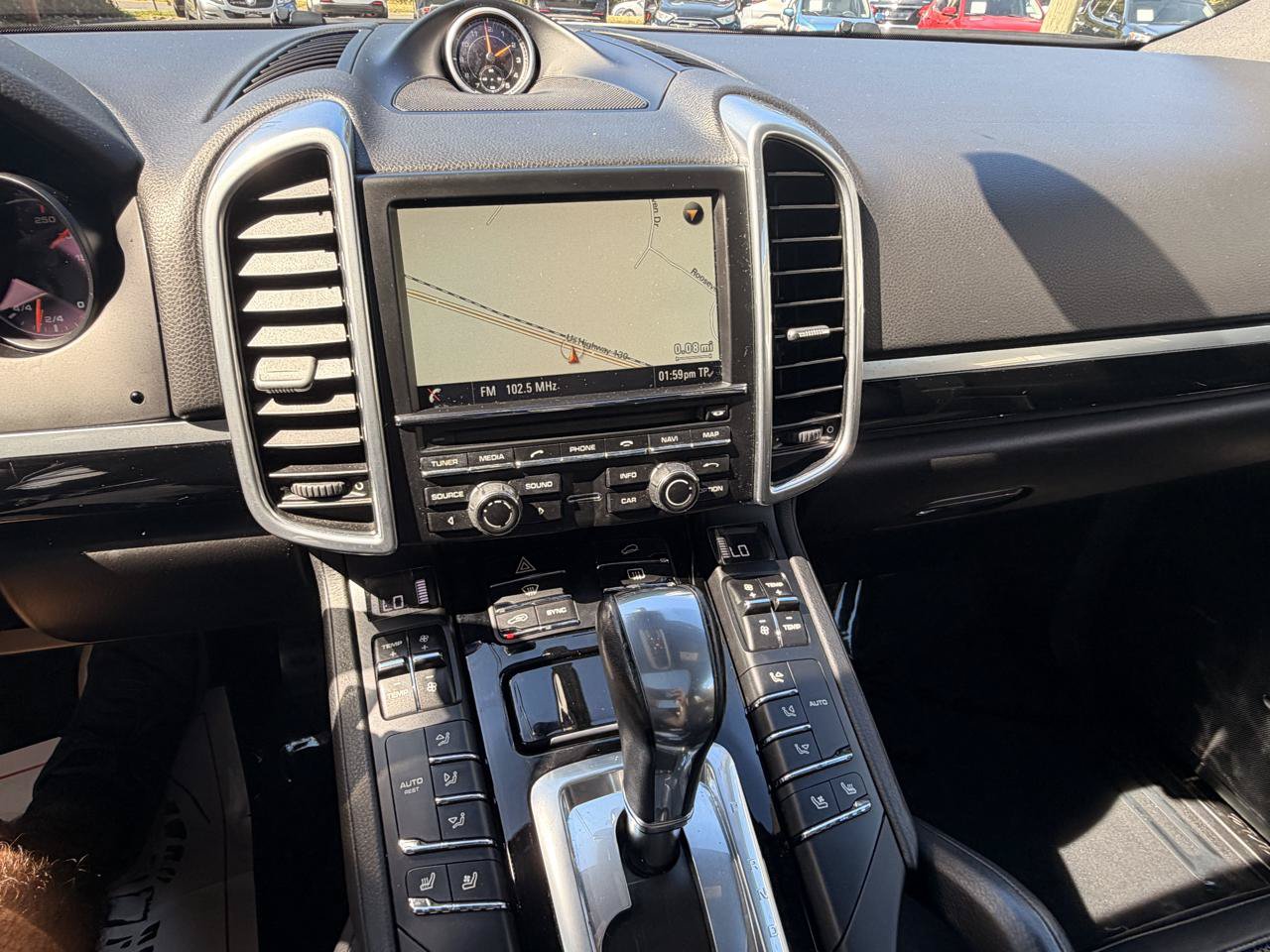 Used 2016 Porsche Cayenne w/ Premium Package AWD/4WD image 27
