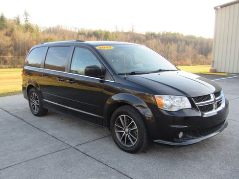 Used 2017 Dodge Grand Caravan SXT image 2