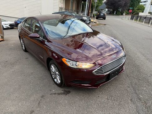 Used 2017 Ford Fusion SE FWD image 4