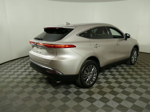 Used 2023 Toyota Venza XLE AWD/4WD image 3
