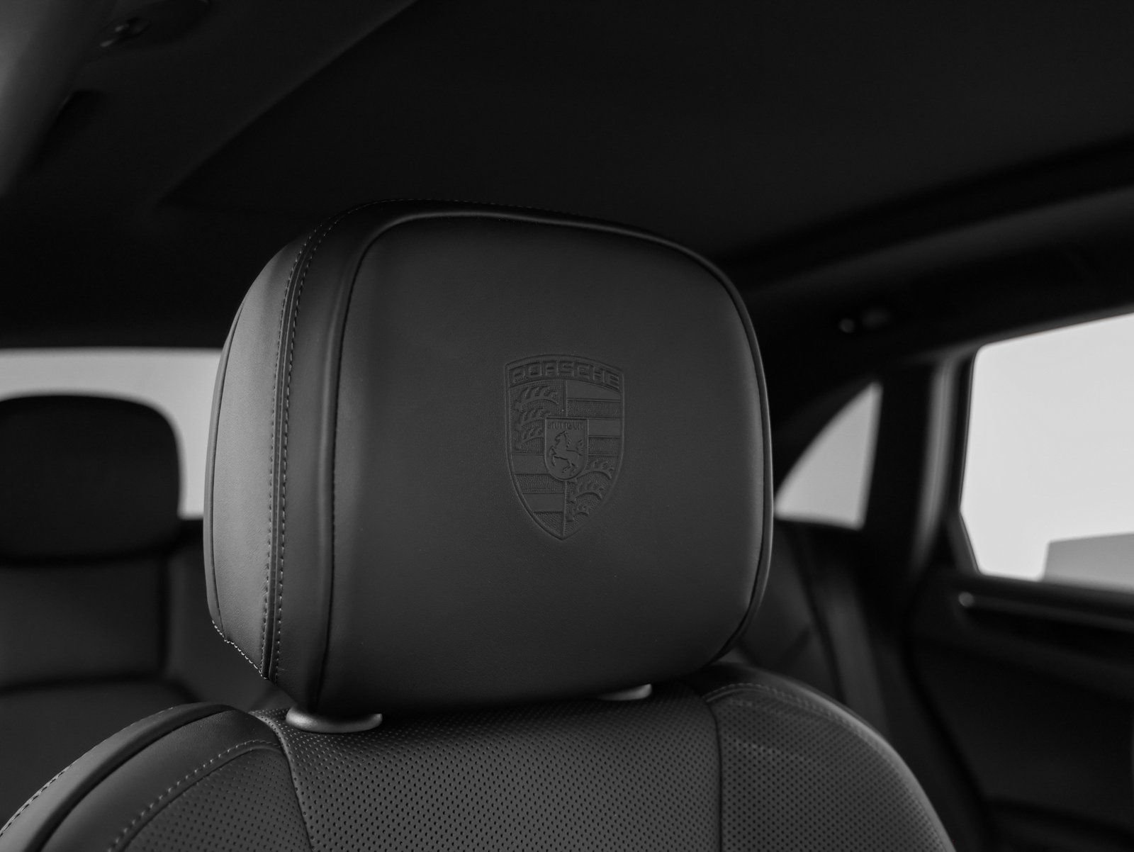 Certified 2025 Porsche Macan AWD/4WD image 21