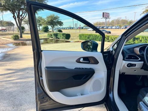 Used 2018 Chrysler Pacifica Touring-L FWD image 11