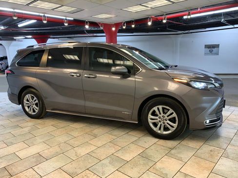 Used 2021 Toyota Sienna XLE image 9