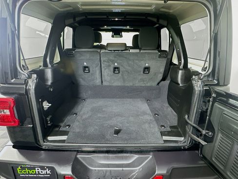 Used 2025 Jeep Wrangler Sahara image 29