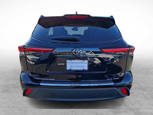 Used 2023 Toyota Highlander XLE w/ Protection Package #3 (TMS) AWD/4WD image 5