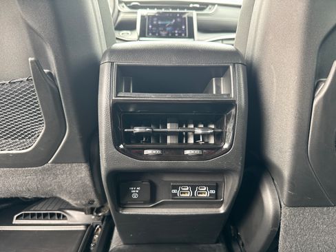 Used 2024 Jeep Grand Cherokee Altitude AWD/4WD image 7