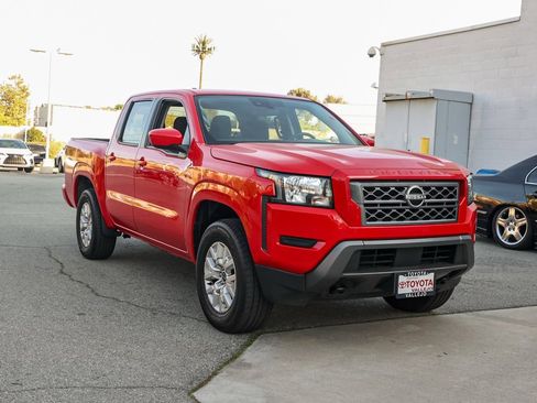 Used 2023 Nissan Frontier SV image 2