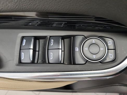 Used 2024 Cadillac XT4 Luxury w/ Cold Weather Package image 9