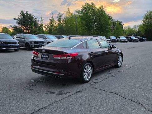 Used 2018 Kia Optima LX w/ 17" Alloy Wheels Package FWD image 8