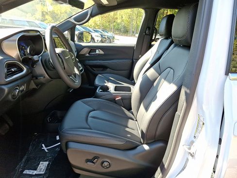 New 2026 Chrysler Voyager LX image 9