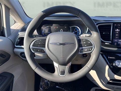 Used 2024 Chrysler Pacifica Select image 15
