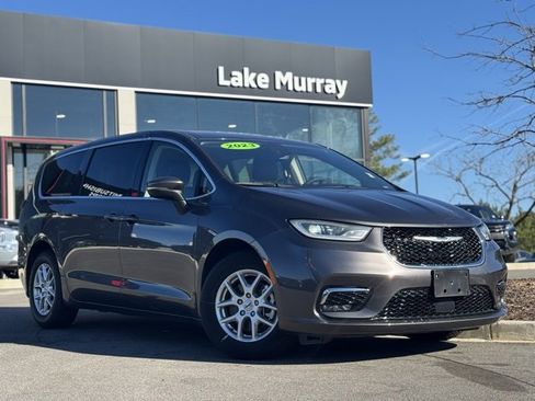 Used 2023 Chrysler Pacifica Touring-L image 1