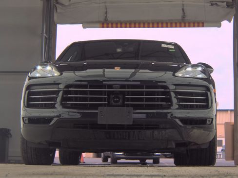 Used 2020 Porsche Cayenne E-Hybrid image 4