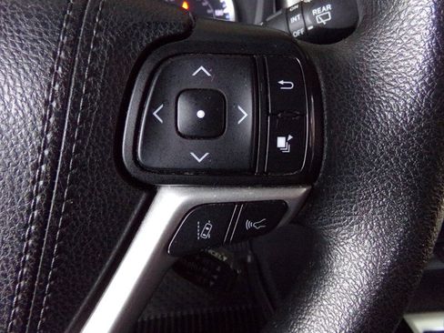 Used 2019 Toyota Highlander LE AWD/4WD image 40