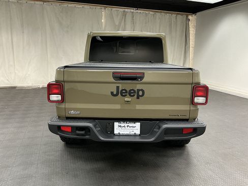 Used 2025 Jeep Gladiator Sport AWD/4WD image 4