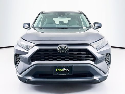 Used 2020 Toyota RAV4 LE FWD image 2