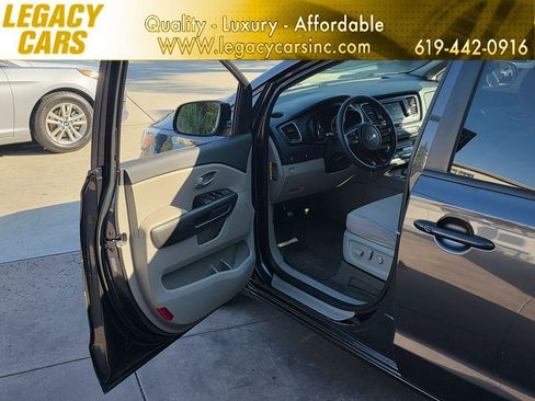 Used 2019 Kia Sedona LX image 48
