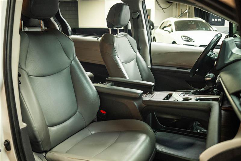 Used 2021 Toyota Sienna XLE w/ XLE Plus Package FWD image 15
