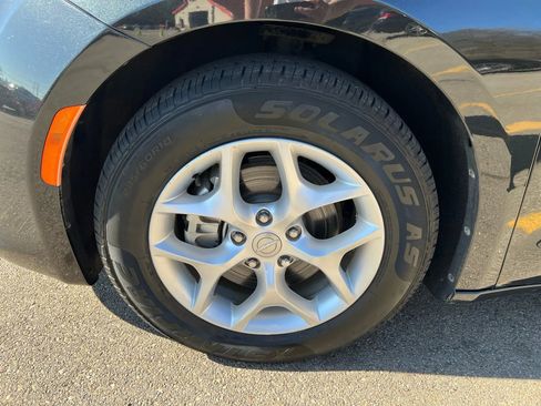 Used 2017 Chrysler Pacifica Touring-L Plus w/ Tire & Wheel Group image 9