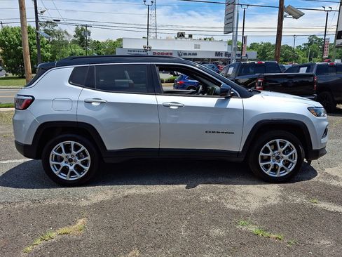 Used 2025 Jeep Compass Limited AWD/4WD image 5