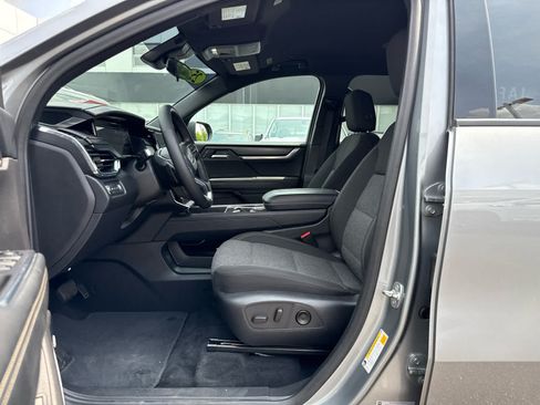 Certified 2025 GMC Acadia Elevation AWD/4WD image 15