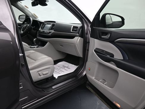 Used 2019 Toyota Highlander Limited Platinum AWD/4WD image 12