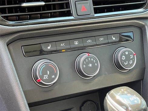 Used 2022 Volkswagen Taos SE w/ Panoramic Sunroof Package image 26