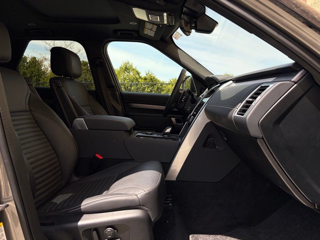Certified 2025 Land Rover Discovery Dynamic SE AWD/4WD image 15