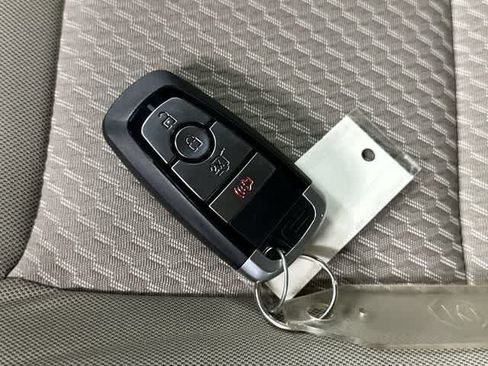 Used 2023 Ford Explorer XLT AWD/4WD image 32