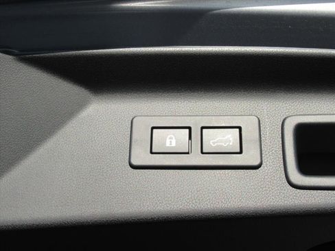 Used 2025 Subaru Forester Premium image 27