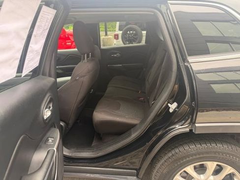 Used 2019 Jeep Cherokee Latitude w/ Popular Appearance Group AWD/4WD image 11