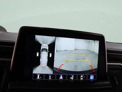 Used 2024 GMC Yukon XL AT4 w/ Technology Package AWD/4WD image 13