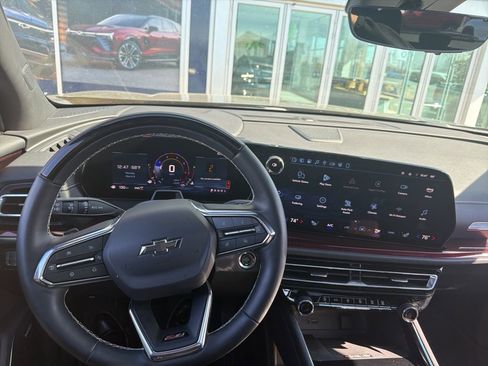 Used 2025 Chevrolet Traverse Z71 w/ Enhanced Driving Package image 12