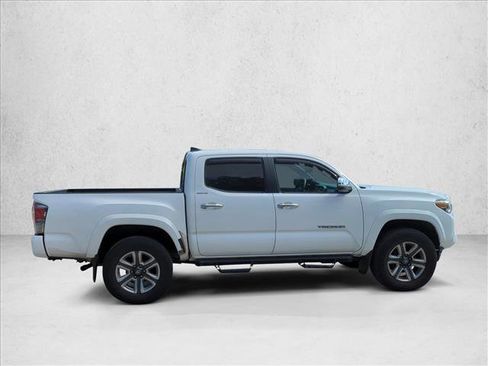 Used 2017 Toyota Tacoma Limited image 4