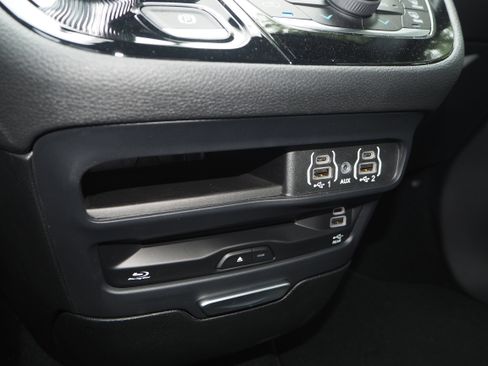 New 2025 Chrysler Pacifica Select w/ Uconnect Theater Family Group image 33