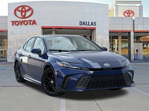 Used 2025 Toyota Camry SE image 1
