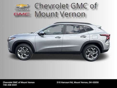 New 2025 Chevrolet Trax LT w/ LT Convenience Package image 2