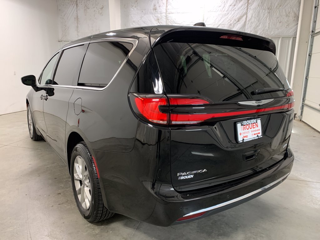 Used 2023 Chrysler Pacifica Touring-L w/ Uconnect Theater Family Group AWD/4WD image 6