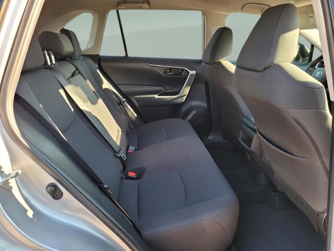 Used 2020 Toyota RAV4 LE image 17